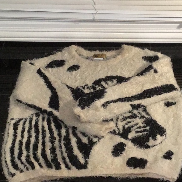 Katsumi Long Sleeved Fuzzy Soft Pullover Sweater Black & Cream Zebra Head Size L - Picture 5 of 5